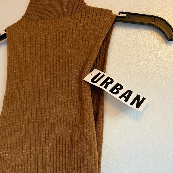 Urban Outfitters Medium Burnt Yellow/brown Sleeveless Turtle Neck, Never Worn - Picture 2 of 5